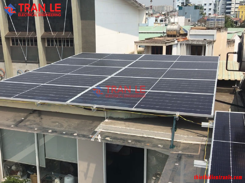 pin mặt trời lắp đặt trên mái nhà của hệ thống điện mặt trời hòa lưới bám tải