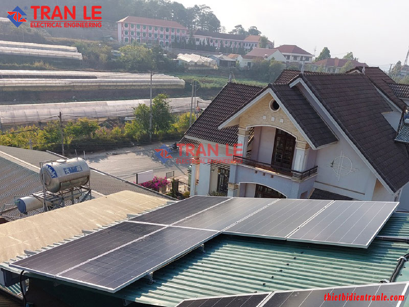 pin mặt trời lắp đặt trên mái nhà 2