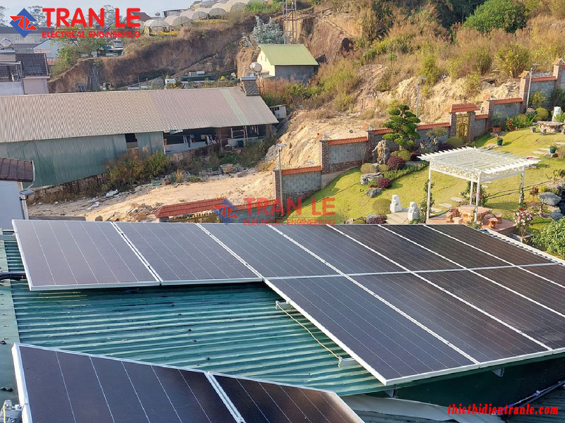 pin mặt trời lắp đặt trên mái nhà