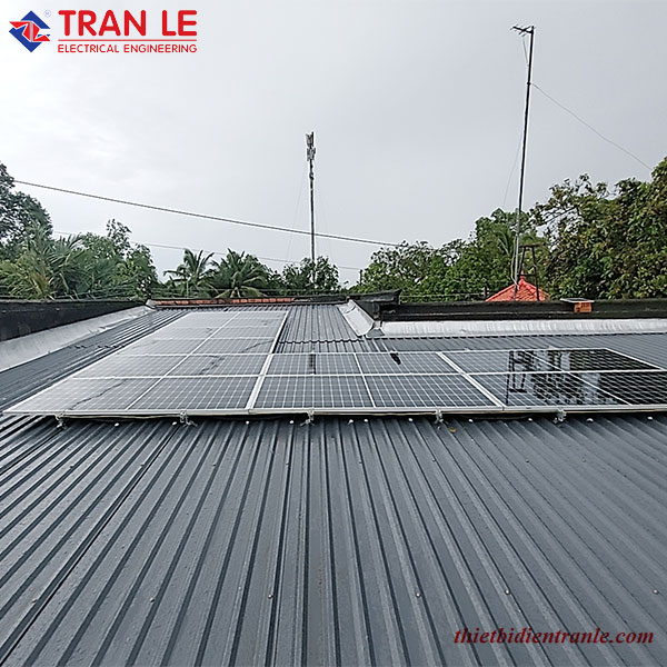 Pin mặt trời 450Wp lắp đặt trên mái nhà giúp giảm nhiệt độ trong nhà, tăng tuổi thọ mái tôn